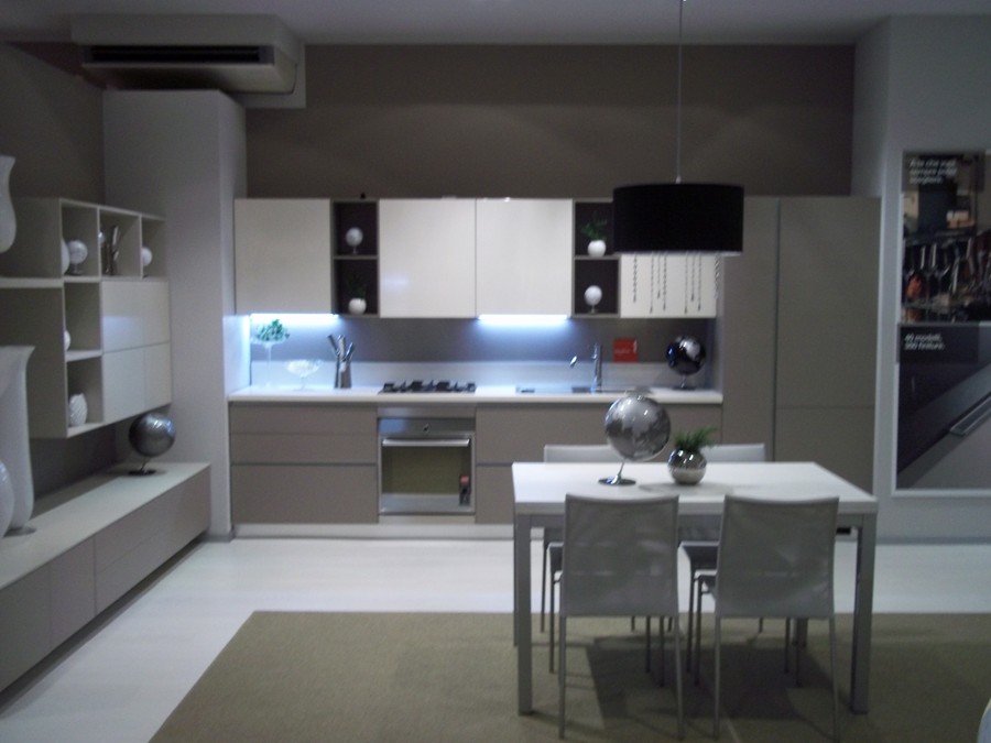 Cucina liberamente in laminato lucido, rovere, rovere laccato ...