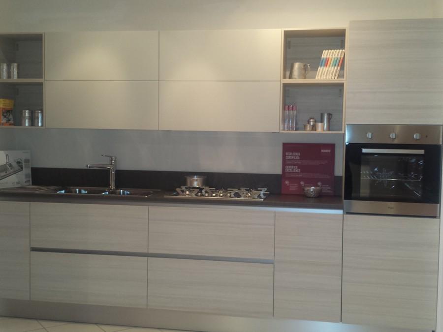 Cucina liberamente in decorativo legno, laccato opaco larice ...